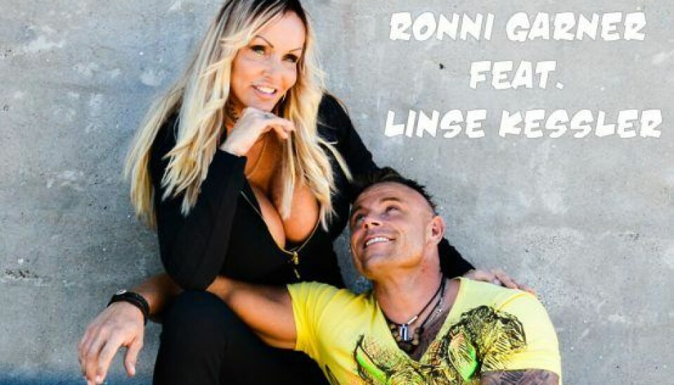 'Ikke nok med, at Ronni ser godt ud, så kan han også synge', skriver Linse i dag på sin Facebook. (Foto: Privat)