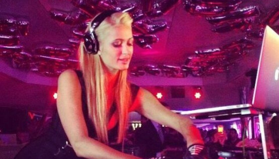 Paris Hilton mikser musik. (Foto: Privat)
