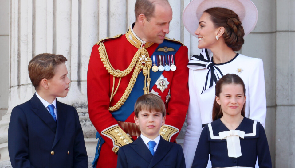 Prinsesse Kate sendte prins William et kærligt blik under paraden, hvor de stod på balkonen med børnene prins George, 10, prins Louis, seks, og prinsesse Charlotte på ni.