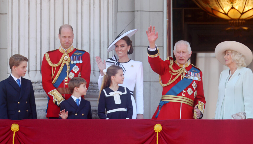 Ifølge protokollen skal prins William som kronprins stå ved siden af monarken, men Charles ønskede, at Kate skulle have den plads.