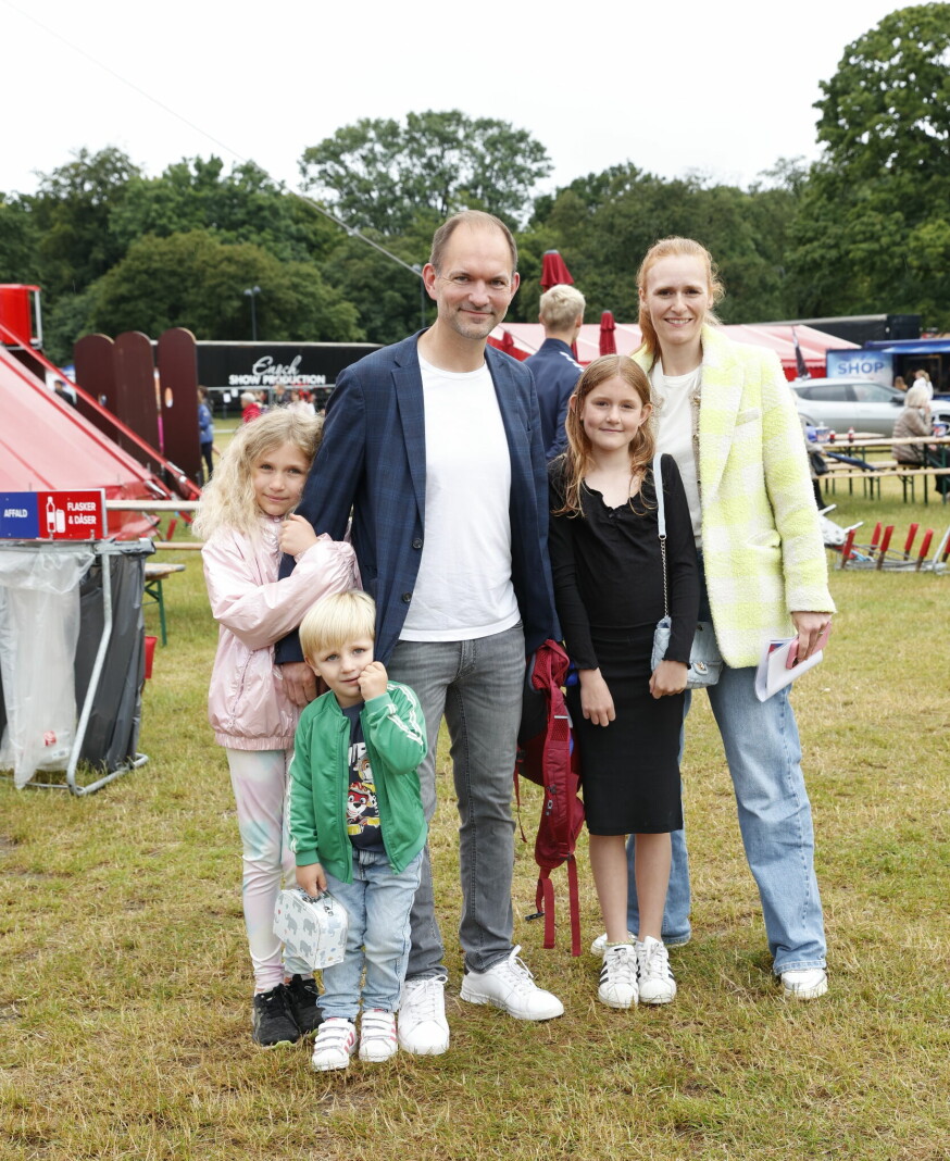 Jeppe Bruus med familien til 'Flying Superkids'