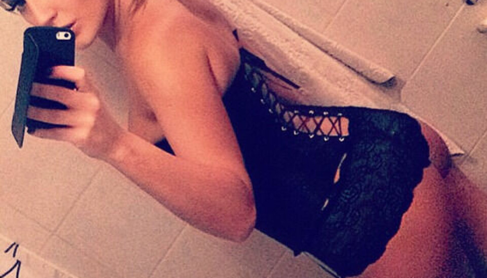 Amalie i frækt undertøj med udsigt til hendes bagdel. (Foto: Instagram)