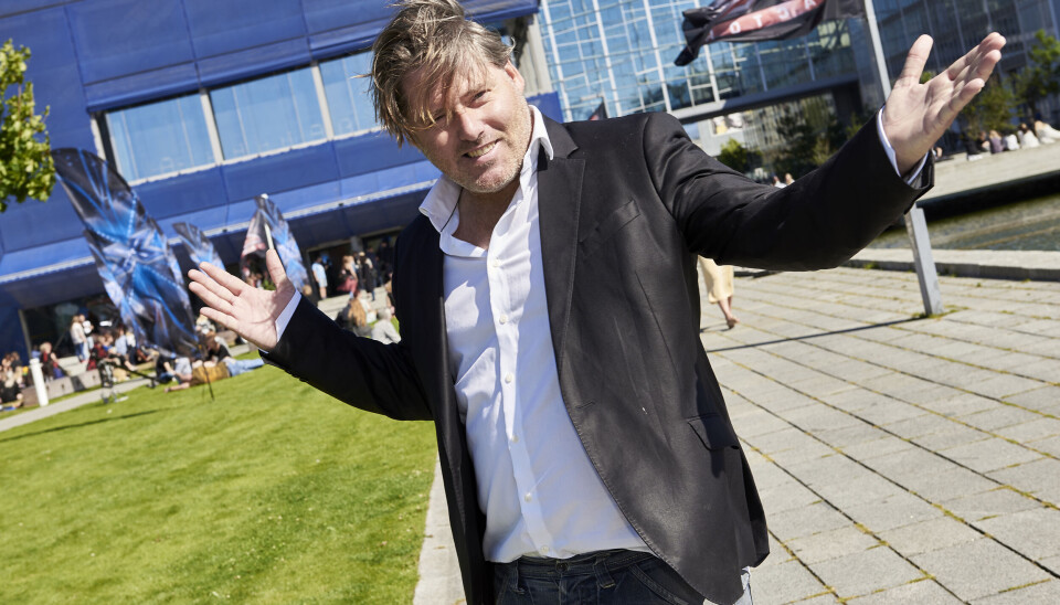 Numse-Rasmus holder sig helt fra alkohol, og det er måske også et godt råd: 'Jeg drikker ikke alkohol så kan ikke svare på det' (Foto: Janus Nielsen) Numse-Rasmus holder sig helt fra alkohol, og det er måske også et godt råd: 'Jeg drikker ikke alkohol så kan ikke svare på det' (Foto: Janus Nielsen)