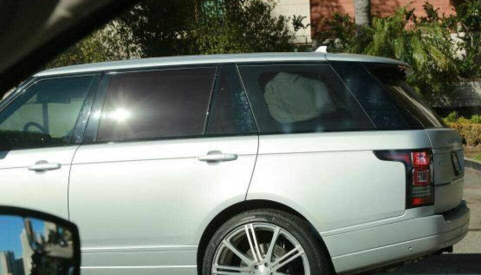 Kim Kardashian og Kanye West forlader hospitalet i en bil med godt tildækkede ruder. (Foto: All Over)
