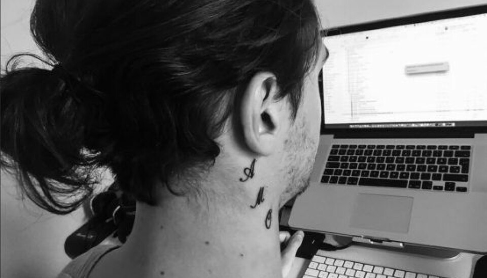 Morten har fået tatoveret A. M. O på halsen. (Foto: Privat)