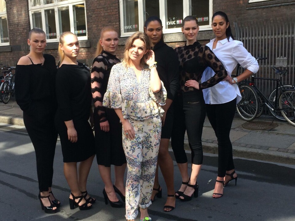 Fra højre: Marlene, Helena, Anne-Mette, Lina Rafn, Aida, Malene og Kathleen (Foto: Kanal 4) Fra højre: Marlene, Helena, Anne-Mette, Lina Rafn, Aida, Malene og Kathleen (Foto: Kanal 4)