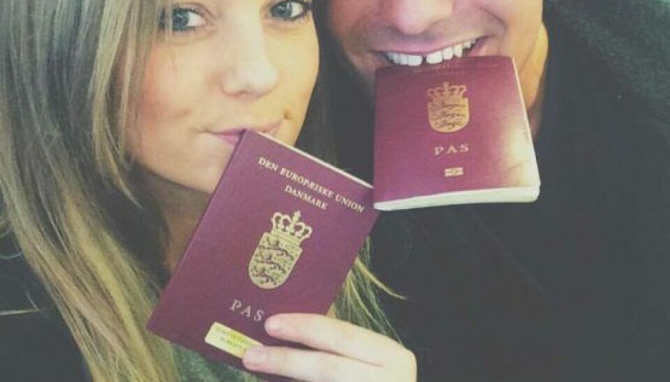 Daniel og Sine har deres pas klar. Dem skal de bruge til august, når de sammen skal tre uger til Mellemamerika. (Foto: Privat)