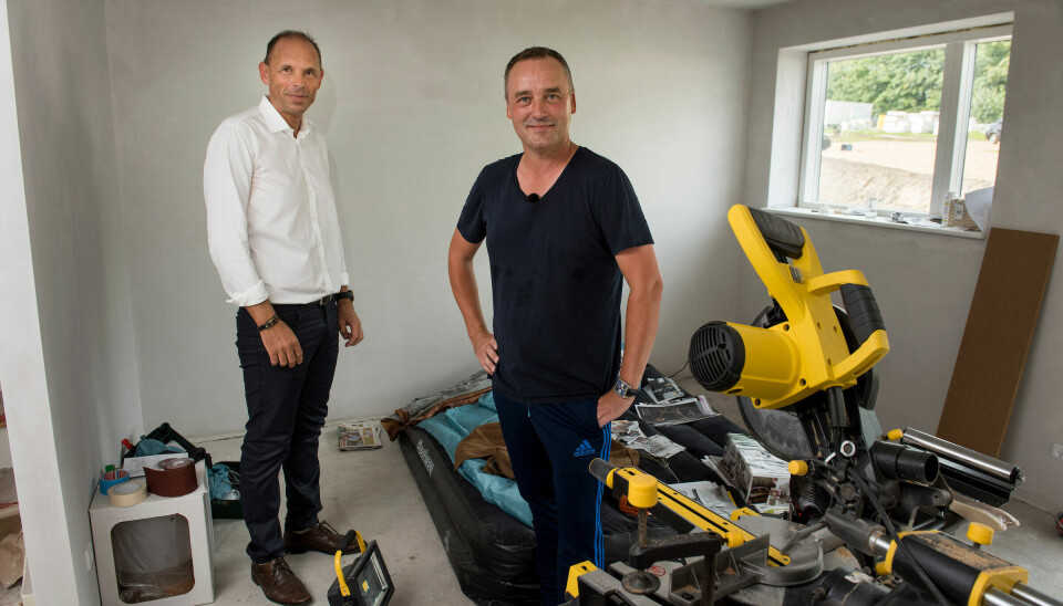 Peter Ingemann ses her sammen med Jesper Skovsgaard, direktør for 2E Bolig Projektsalg, som har stillet 'Nybygger'-husene til rådighed for porgrammet(Foto: Jeanet Rosenkjær)