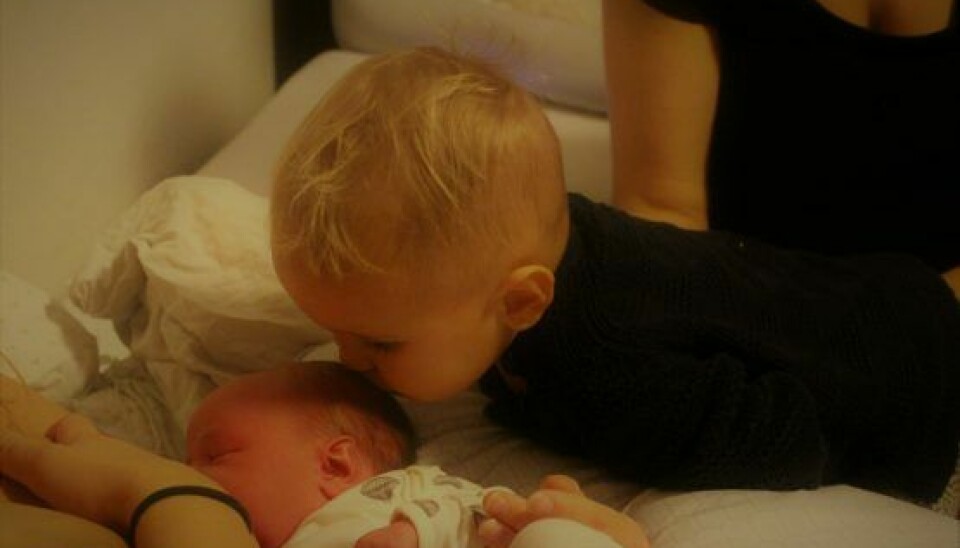 Milans første møde med sin lillebror, Elliot (Foto: Privat)