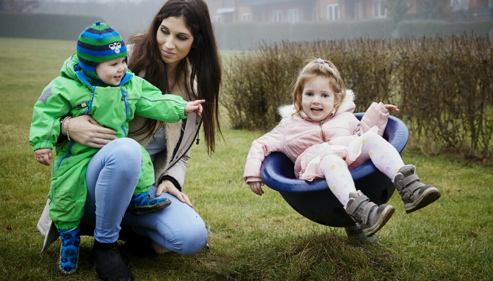 Natali er ny deltager i 'De unge mødre'. Her deltager hun med børnene Melina og Milan på henholdsvis 1 og 1 år. (Foto: Kanal 4/Krestine Havemann)