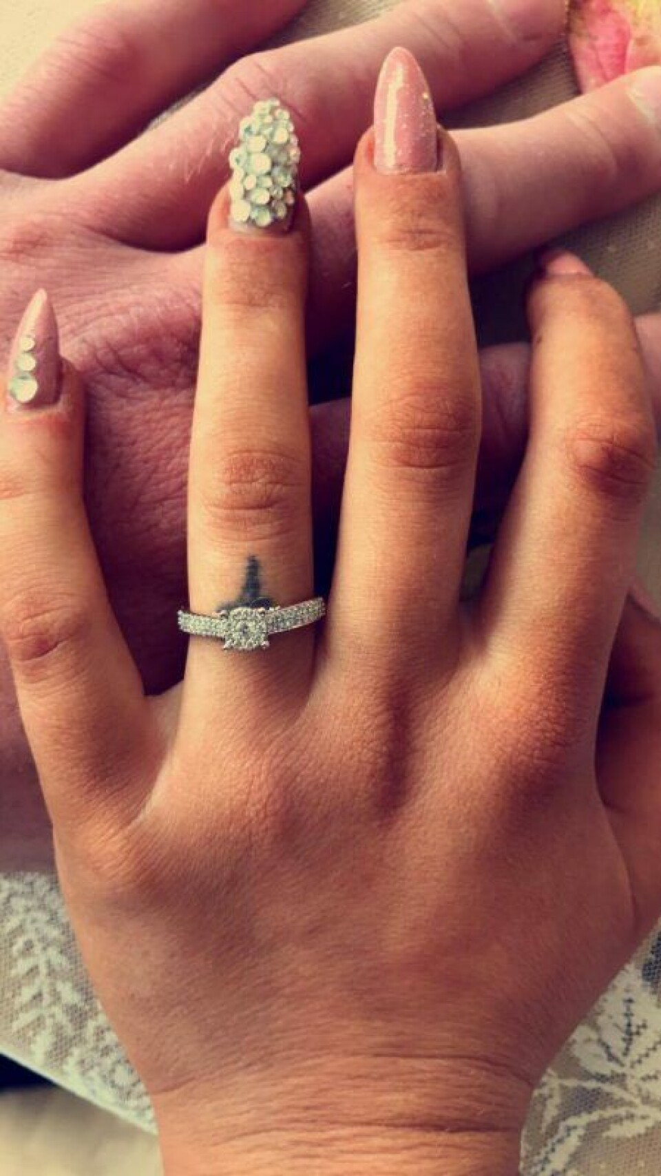 Det var denne smukke ring, som Amalie Kronil efterfølgende kunne tage på fingeren. (Foto: Privat) Det var denne smukke ring, som Amalie Kronil efterfølgende kunne tage på fingeren. (Foto: Privat)