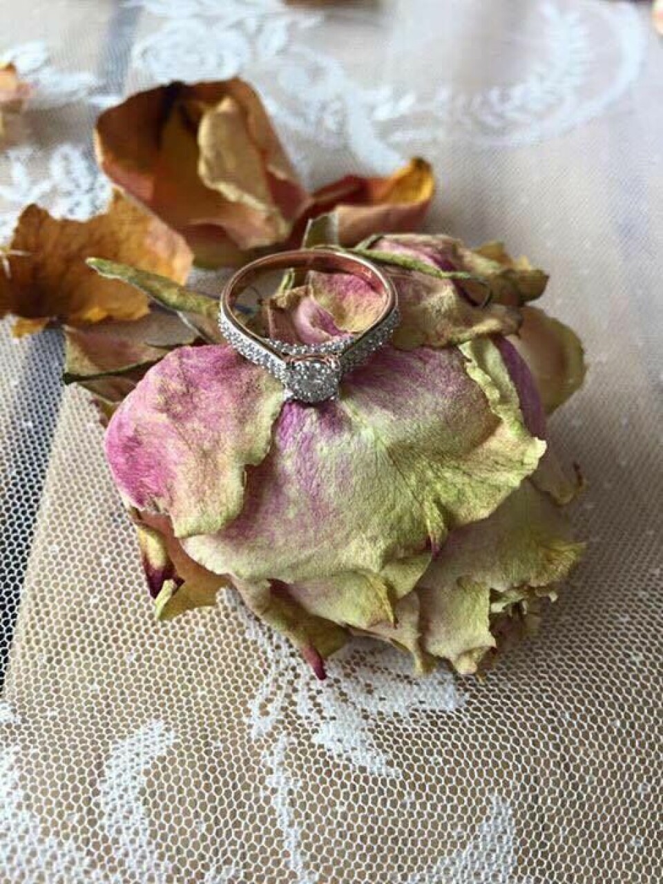 Det var denne smukke ring, som Amalie Kronil efterfølgende kunne tage på fingeren. (Foto: Privat)