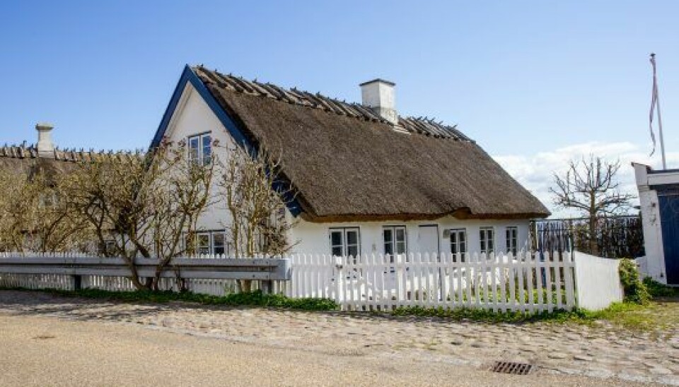 (Foto: Michael Stub) Parret kan nyde sommeren i det yndige stråtækte hus i Humlebæk.