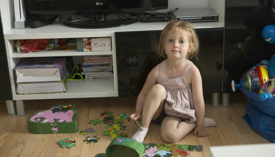 Puslespil er et hit hos treårige Melina, der ikke skal bruge lang tid på at samle de mange brikker. (Foto: Malene Porup)