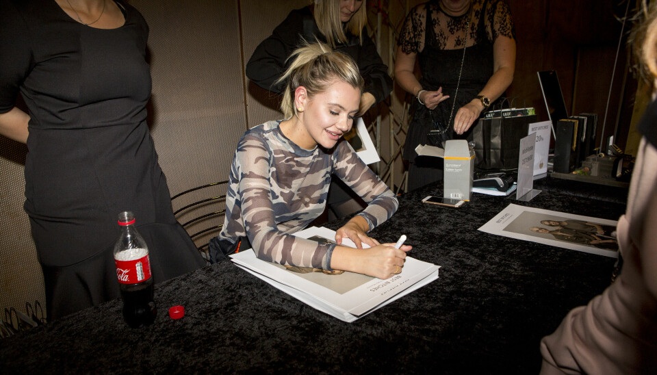 Der blev skrevet autografer og taget billeder med de interesserede fans. (Foto: Malene Porup)