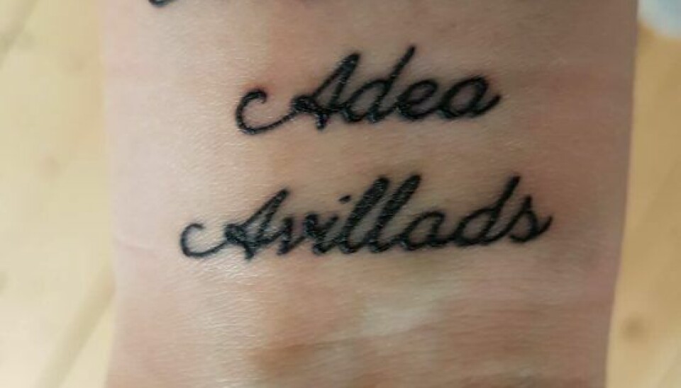 - Jeg ville gerne holde den enkel, så derfor har jeg også valgt en tynd skråskrift, fortælle Annica om tatoveringen. (Foto: Privat)
