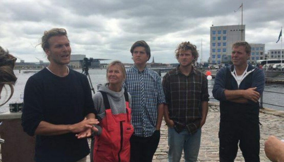 Her ses Troels Kløvedals familie - sønnen Mikkel Beha, konen Marian og de tre børnebørn Theis, Emil og Alfred, som blev velkendt i TV 2-serien 'Kurs mod fjerne kyster' (Foto: Peter Hauberbach)