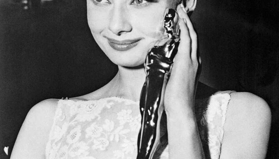 Audrey Hepburn bar denne kjole til Oscar-festen i 1954. Den blev senere solgt for 823.000 kroner i 2011 (Foto: Scanpix)