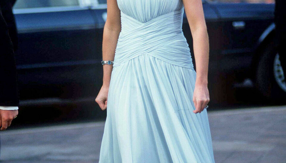 Prinsesse Diana bar denne Catherine Walker-kjole tre gange – blandt andet under Cannes Film Festival i 1997. Da den blev bortauktioneret, indbragte den 860.000 kroner (Foto: Getty Images)