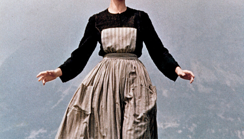 Det er nok de færreste, der vil gå på den røde løber med Julie Andrews filmkjole fra 'Sound of Music'. Ikke desto mindre indbragte den 9.798.828 kroner, da den blev solgt på auktion (Foto: Getty Images)