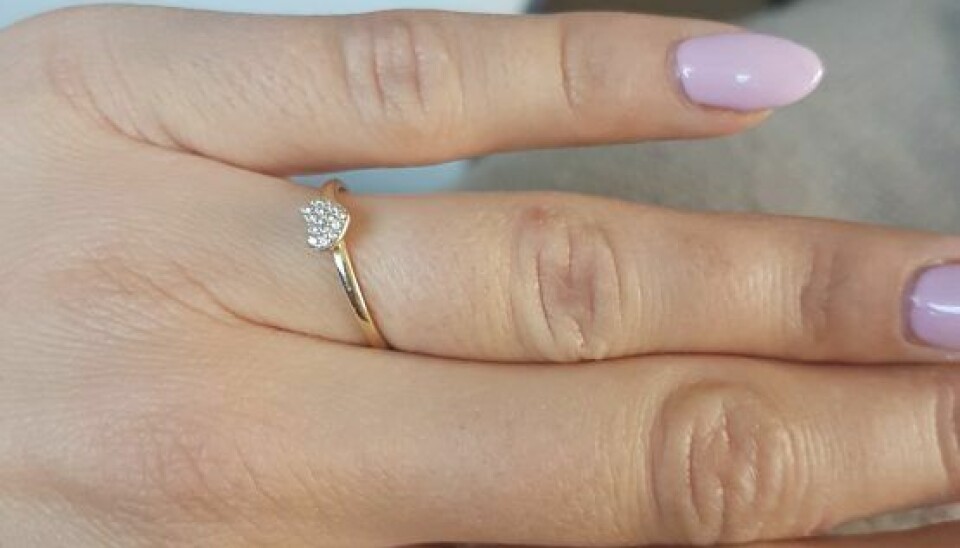 Line er meget tilfreds med ringen, som hun har fået på fingeren. (Foto: Privat)
