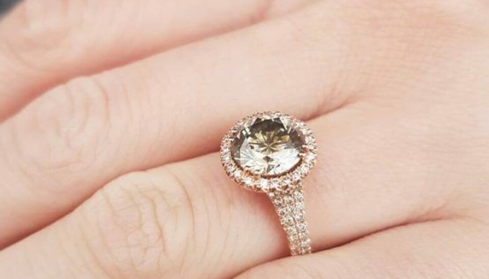 Ringen er eget design - total diamant karat 2.78 i en lys rosegold setting med ekstra fatninger til sten og forstærkning under. Centersten er en 2.28 karat C1-C2 champagnesten VVS1. Flawless cut, clarity og symmetri. Sidestenene tæller i alt 64 styks og udgør 0.50 karat. Det er D VS1 sten. Den oprindelige plan var hvidguld med split shank, men da jeg fik fingrene i den store champagnesten var jeg slet ikke i tvivl om, at den skulle bruges til Jessicas ring i en flot wide shank rosegold-setting, fortæller Kenneth om ringen. (Foto: Privat) Ringen er eget design - total diamant karat 2.78 i en lys rosegold setting med ekstra fatninger til sten og forstærkning under. Centersten er en 2.28 karat C1-C2 champagnesten VVS1. Flawless cut, clarity og symmetri. Sidestenene tæller i alt 64 styks og udgør 0.50 karat. Det er D VS1 sten. Den oprindelige plan var hvidguld med split shank, men da jeg fik fingrene i den store champagnesten var jeg slet ikke i tvivl om, at den skulle bruges til Jessicas ring i en flot wide shank rosegold-setting, fortæller Kenneth om ringen. (Foto: Privat)