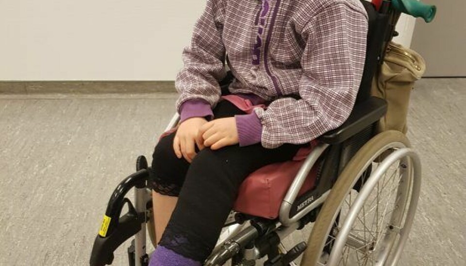 Isabella skal tilbringe en stor del af de næste fem uger i kørestol. (Foto: Privat)