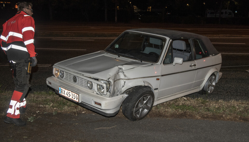 Biljagt på Silas Holsts stjålet bil 'Jytte' slutte på Tårnvej ved Roskildevej i Rødovre da bilen påkørte en lysmast. En 17-årig biltyv der var bag rettet blev anholdt sammen med to andre unge mænd der var med i bilen  (Foto: Ritzau Scanpix)