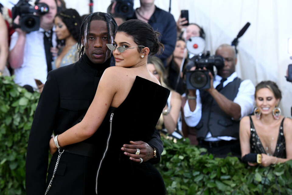 Travis Scott og Kylie Jenner er et par, der ikke har set sig tilbage lige siden, de mødte hinanden for første gang på musikfestivalen Coachella i april 2017. Her hookede de op, og lige efter tog Kylie med Travis rundt på turné. Efter kun et par uger sammen, blev deres knap 2-årige datter Stormi undfanget. I oktober måned gik parret dog fra hinanden for anden gang, og trods rygter om forsoning, så ser det altså ikke ud til, at parret har fundet melodien igen (Foto: Noam Galai/Getty Images for New York Magazine) Travis Scott og Kylie Jenner er et par, der ikke har set sig tilbage lige siden, de mødte hinanden for første gang på musikfestivalen Coachella i april 2017. Her hookede de op, og lige efter tog Kylie med Travis rundt på turné. Efter kun et par uger sammen, blev deres knap 2-årige datter Stormi undfanget. I oktober måned gik parret dog fra hinanden for anden gang, og trods rygter om forsoning, så ser det altså ikke ud til, at parret har fundet melodien igen (Foto: Noam Galai/Getty Images for New York Magazine)