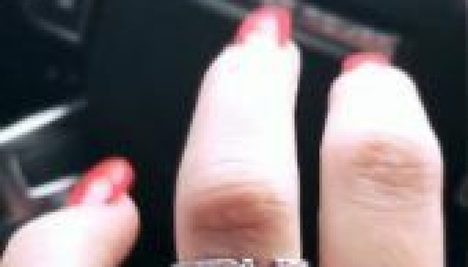 Det er denne flotte ring, som Khloé har fået på fingeren. (Foto: Instagram)