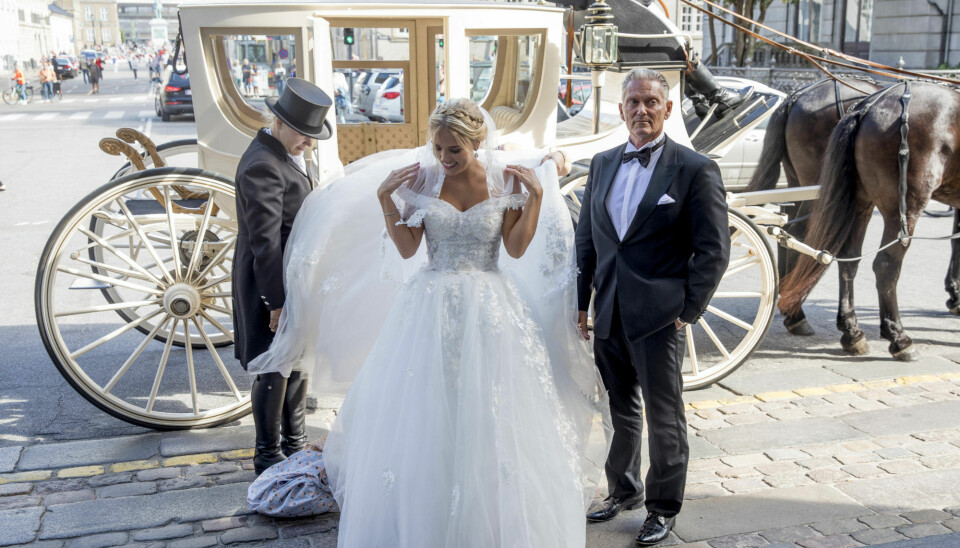 Bruden var bedårende i sin kjole fra Beluga på H.C. Andersens Boulevard. Nathalie, der også er døbt i Marmorkirken, blev ført op af sin far, Kim Christensen. (Foto: Lars E. Andreasen)