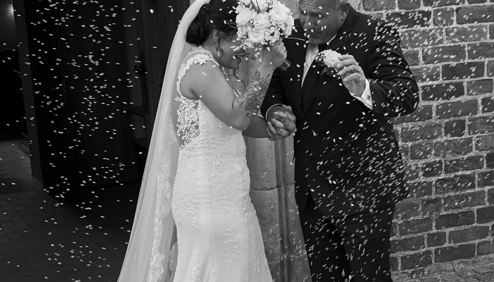 Efter vielsen skulle der selvfølgelig kastes med ris på det nygifte par. (Foto: Janus Nielsen)