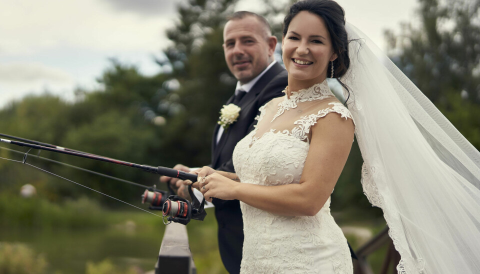 Martin og Sandra valgte at få taget bryllupsbilleder ved Poppelsøen, hvor de fisker sammen. (Foto: Janus Nielsen)