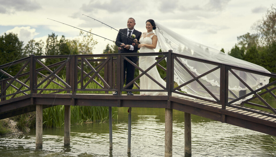 Martin og Sandra valgte at få taget bryllupsbilleder ved Poppelsøen, hvor de fisker sammen. (Foto: Janus Nielsen)