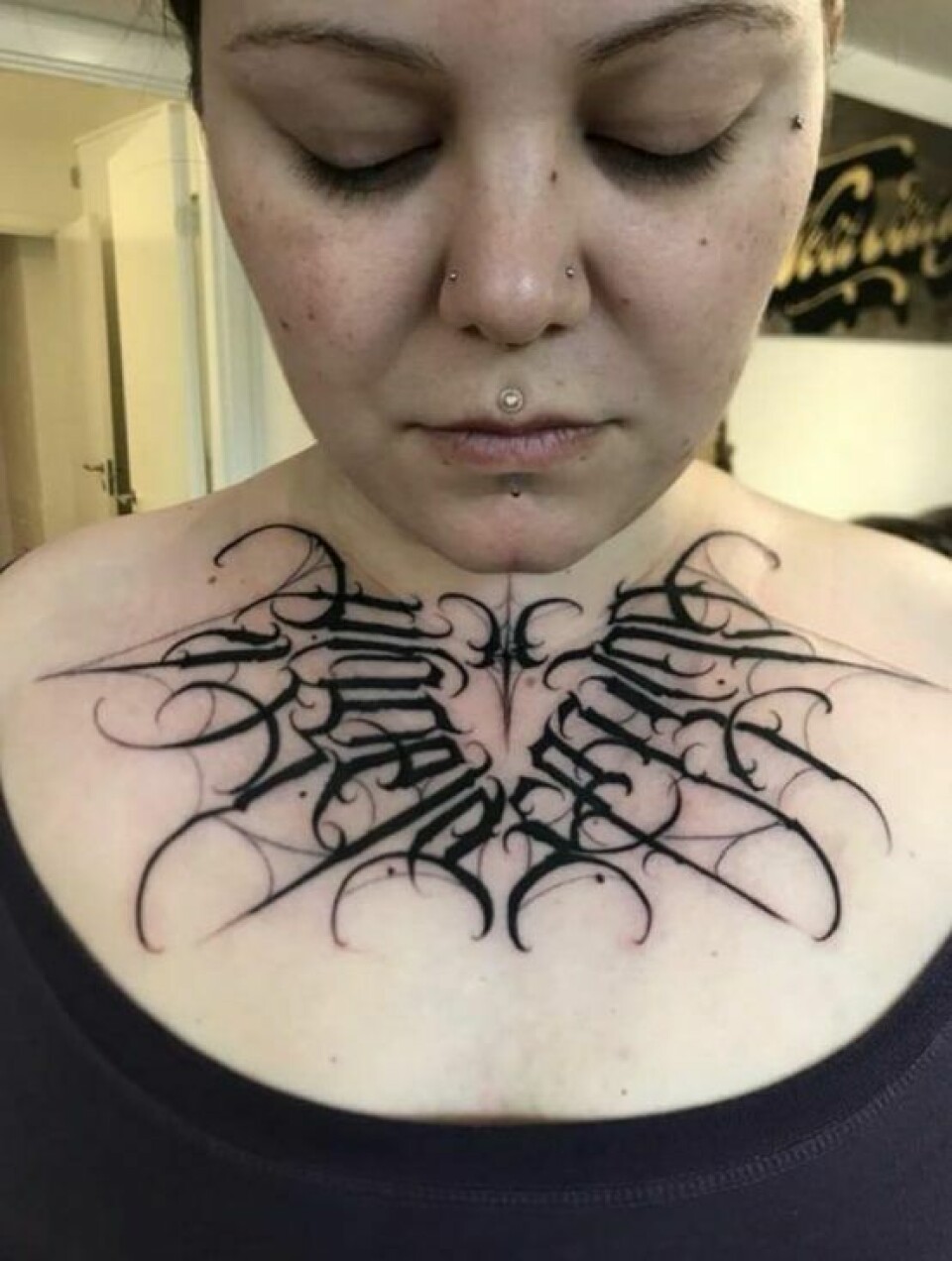 Hannah er meget tilfreds med sin nye tatovering, hvor man skal kigge godt efter, før man kan se, hvad det i virkeligheden er. (Foto: Privat)