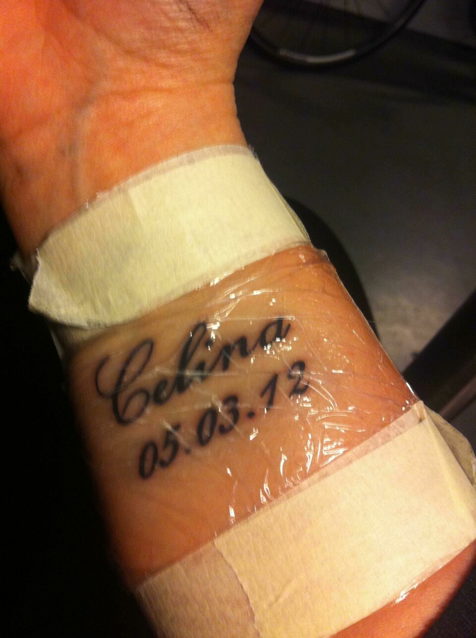 Hannah havde tidligere fået døtrenes navne tatoveret på kroppen. (Foto: Privat)