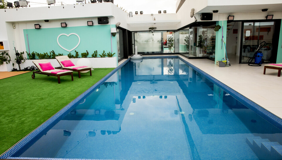 Villaens beboerer kan nyde godt af den lange, dybe pool, der ligger som det første, man ser, når man træder ind
(Foto: Michael Stub)