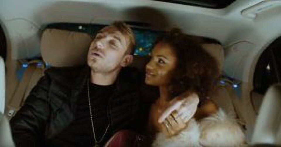Nathalie ser i hvert fald forelsket ud i mr. TopGunn i musikvideoen til 'Dejlig' (Foto: Youtube).