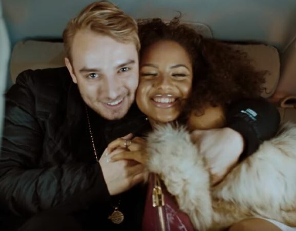 TopGunn holder 'Love Island'-Nathalie tæt (Foto: Youtube). TopGunn holder 'Love Island'-Nathalie tæt (Foto: Youtube).
