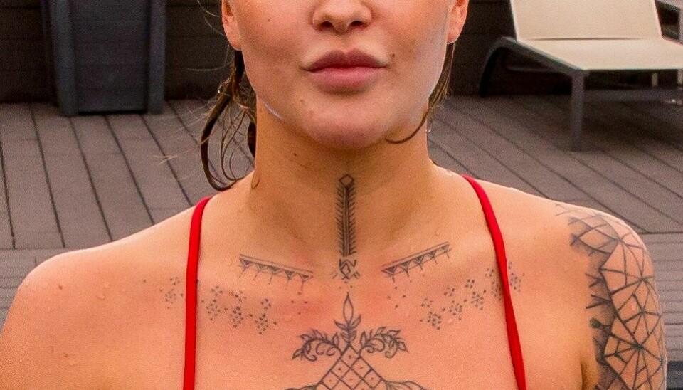 - Der er mange, der kommer med fordomme om tatoveringer på hals og hænder, der faktisk bliver positivt overraskede, når de ser mig, for mine tatoveringer er nemlig meget raffinerede, siger 'Love Island'-femme fatalen Olivia Salo på 21 år (Foto: Michael Stub)