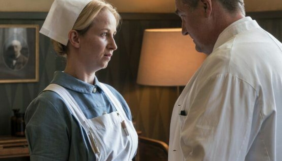 I rollen som Else Andersen i 'Sygeplejeskolen' spiller Ulla overfor Jens Jørn Spottag, der har rollen som hospitalets overlæge. (Foto: Mike Kollöffel/TV 2)