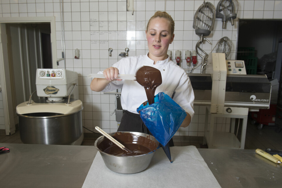 – Det sværeste, ved at lave fyldte chokolader, er at temperere chokoladen korrekt. Hvis man ikke gør det, bliver overfladen mat i stedet for flot blank, lyder det fra Kirsten. (Foto: Peter Hauerbach)