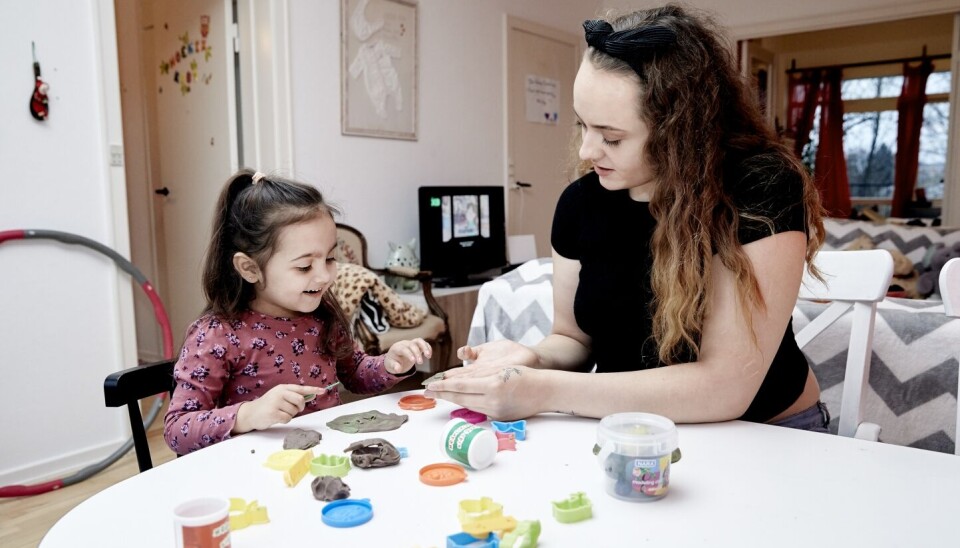 - Jeg har købt en kurv med legetøjsgrønsager, -frugter, -dressing og så videre. Og så har jeg købt en Tiny Treasures drengebaby-dukke og et trælegekøkken, siger Mieke. (Foto: Discovery Networks Danmark/Krestine Havemann) - Jeg har købt en kurv med legetøjsgrønsager, -frugter, -dressing og så videre. Og så har jeg købt en Tiny Treasures drengebaby-dukke og et trælegekøkken, siger Mieke. (Foto: Discovery Networks Danmark/Krestine Havemann)