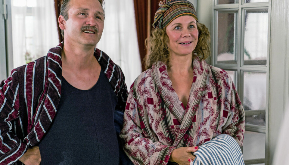 Lars Ranthe, som grosserer Georg Madsen, sammen med Anne Louise Hassing som fru Madsen. (Foto: TV 2/Mike Kollöffel)