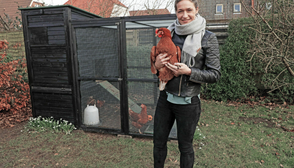Mia Wagner sværger til økologi.
– Jeg har fået etableret hønsegård i haven og har planer om at være så vidt muligt selvforsynende, siger hun optimistisk (Foto: Niels Henrik Dam)