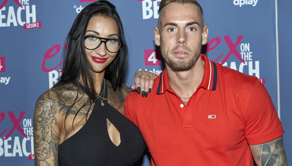 Jonas og Simone slog op i sommeren sidste år. De fandt hinanden i anden sæson af 'Ex on the Beach'. Jonas er Simones seneste kæreste, og derfor kom det som en overraskelse for mange, at Simone i januar måned annoncerede sin graviditet med en anden (anonym) mand (Foto: Janus Nielsen) Jonas og Simone slog op i sommeren sidste år. De fandt hinanden i anden sæson af 'Ex on the Beach'. Jonas er Simones seneste kæreste, og derfor kom det som en overraskelse for mange, at Simone i januar måned annoncerede sin graviditet med en anden (anonym) mand (Foto: Janus Nielsen)