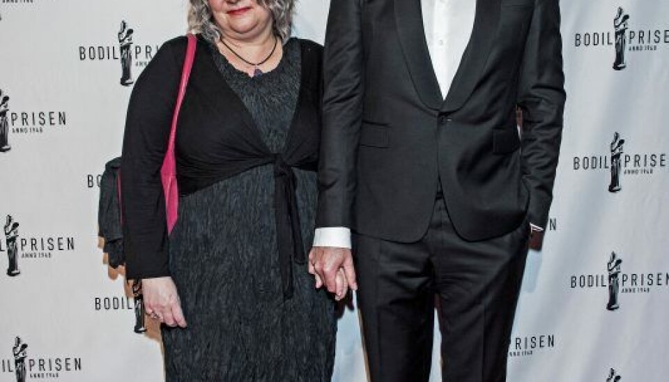 Hustruen Birthe Breinholt skubber på, for at Uffe skal læse nogle Jo Nesbø-krimier.(Foto: Klaus Bo Christensen) Hustruen Birthe Breinholt skubber på, for at Uffe skal læse nogle Jo Nesbø-krimier.(Foto: Klaus Bo Christensen)