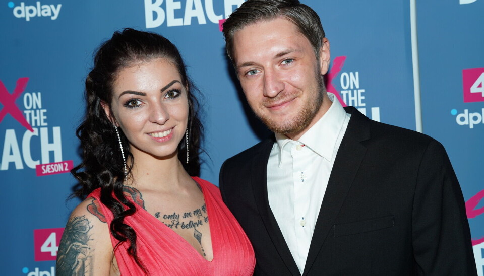 Cecilie og Claes fandt sammen i anden sæson af 'Ex on the Beach'. Forholdet gik op og ned, men parret nåede at blive gift i Sunny Beach, at flytte sammen i Randers, og så fik Cecilie fik en kærlighedstatovering til Claes, der fyldte hele læggen. Da Claes turnerede som dj i oktober, fik han dog en besked fra Cecilie, der afsluttede forholdet på grund af tillidsproblemer. Alt virkede til at være venskabeligt mellem de to ekskærester, men så kom der virkelig drama i december, hvor de begge beskyldte hinanden for alverdens frygtelige ting, som stalking og utroskab (Foto: Janus Nielsen). Cecilie og Claes fandt sammen i anden sæson af 'Ex on the Beach'. Forholdet gik op og ned, men parret nåede at blive gift i Sunny Beach, at flytte sammen i Randers, og så fik Cecilie fik en kærlighedstatovering til Claes, der fyldte hele læggen. Da Claes turnerede som dj i oktober, fik han dog en besked fra Cecilie, der afsluttede forholdet på grund af tillidsproblemer. Alt virkede til at være venskabeligt mellem de to ekskærester, men så kom der virkelig drama i december, hvor de begge beskyldte hinanden for alverdens frygtelige ting, som stalking og utroskab (Foto: Janus Nielsen).