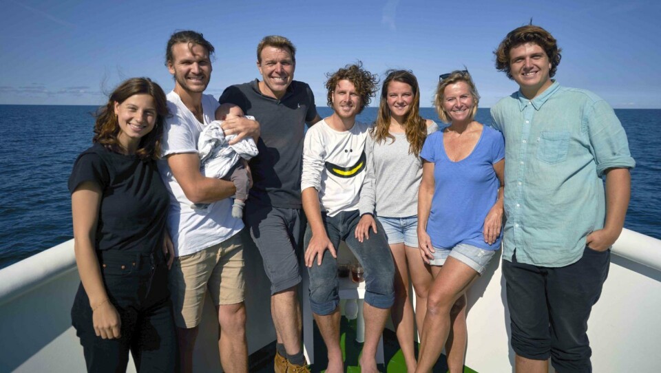 Nu går kursen mod nord for Louise Ravn Otte, Emil Midé Erichsen, Hugo, Mikkel Beha Erichsen, Theis Midé Erichsen, Ida Svarre, Marian Midé og Alfred Midé Erichsen (Foto: Havana Production/TV 2) Nu går kursen mod nord for Louise Ravn Otte, Emil Midé Erichsen, Hugo, Mikkel Beha Erichsen, Theis Midé Erichsen, Ida Svarre, Marian Midé og Alfred Midé Erichsen (Foto: Havana Production/TV 2)