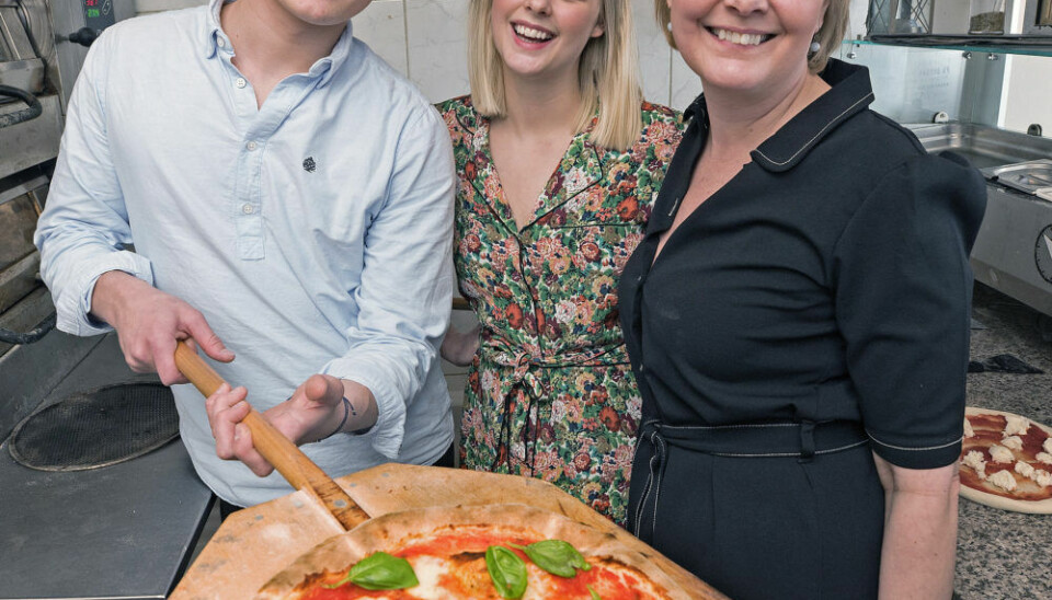 Victor er en knag til at bage pizza. Karen-Elisabeth har tidligere været manager på en sushirestaurant, og mor Marlene har haft sit eget cateringfirma, så det er ikke svært at forstå, hvorfor familien fremstår så kompetent.(Foto: Peter Hauerbach)